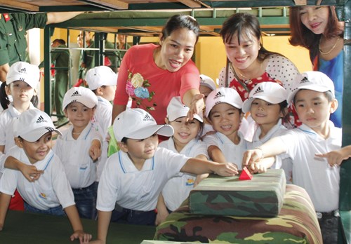 Các em học sinh Trường Mầm non thị trấn Đô Lương tham quan nơi ăn ở, gấp xếp nội vụ của bộ đội Tiểu đoàn 18.
